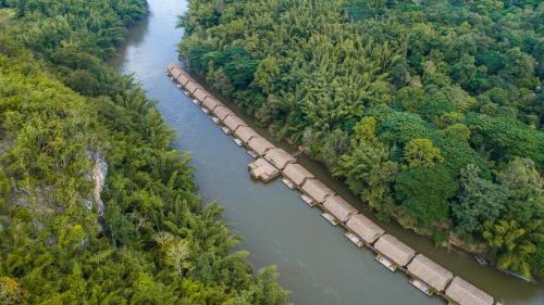 塞友桂河丛林竹筏度假村的河上长桥的上方景色