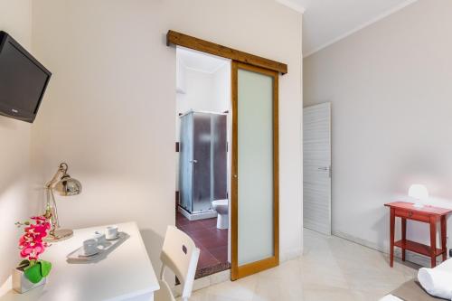 阿沃拉诺娜妮娜酒店的客房设有书桌、镜子和浴室