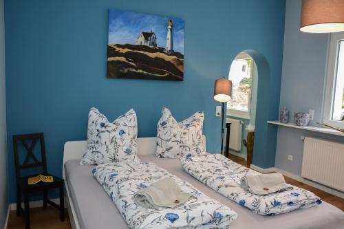 莱希林根Gartenblick的蓝色的客房配有带枕头的沙发