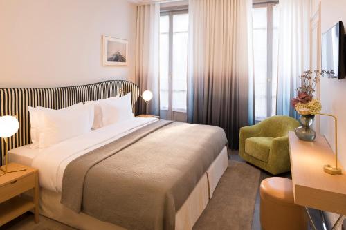 巴黎玛丽安酒店的配有一张床和一把椅子的酒店客房
