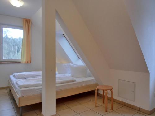 HirschburgFerienwohnung NH14的一间卧室,楼梯下方设有一张床
