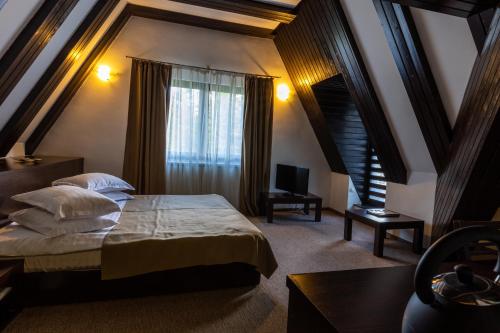 锡纳亚斯马特酒店的酒店客房设有床和窗户。