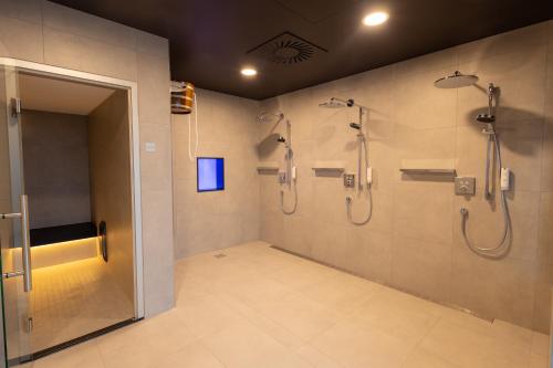 梅彭VIA PLAZA Hotel Meppen的一间带两个淋浴和步入式淋浴间的浴室