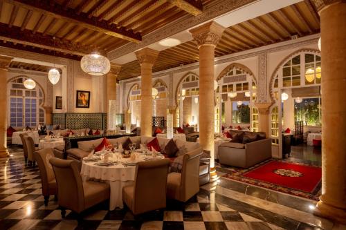 拉巴特拉图尔哈桑宫酒店的一间大房间的餐厅,配有桌椅
