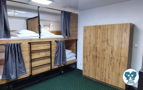 比什凯克Место встречи "Guest House Meeting place"的客房设有两张双层床和木制橱柜。