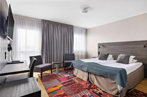穆塔拉穆塔拉贝斯特韦斯特酒店的配有一张床和一张书桌的酒店客房
