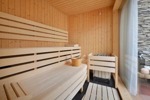 捷克利帕Hotel Morris Premium Collection的一间带木镶板墙和长椅的桑拿浴室