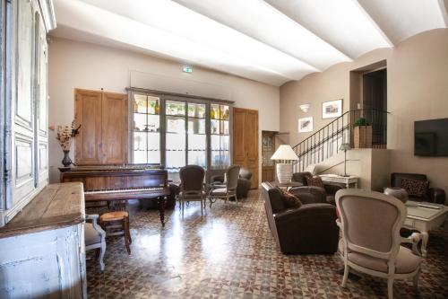 博尼约克洛斯比酒店的客厅配有钢琴和椅子