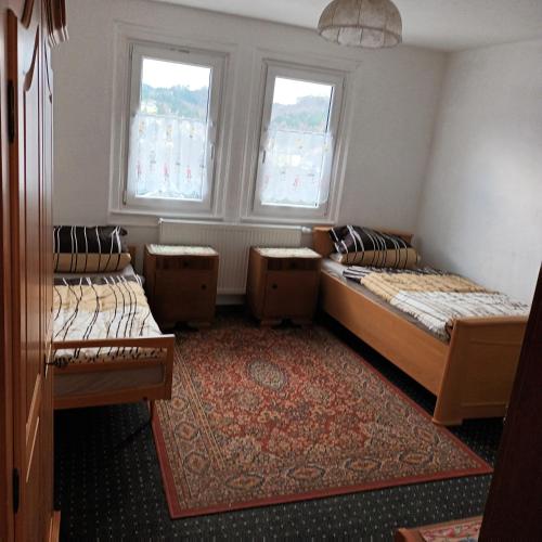 施泰纳赫Bei Rosario的带三张床和两扇窗户的房间