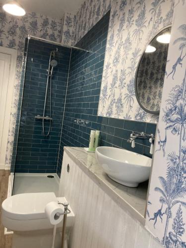 爱丁堡West End Townhouse的浴室配有盥洗池、卫生间和镜子。