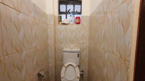 KidonoRuth's Haven的一间小浴室,内设卫生间