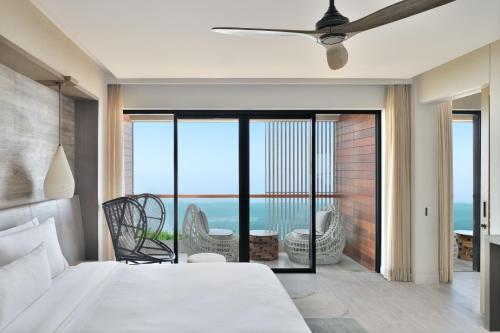 瑞诗凯诗The Westin Resort & Spa Himalayas的一间卧室配有一张床,享有海景