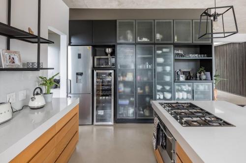 乌姆德洛蒂Maison De Plage的厨房配有黑色橱柜和炉灶烤箱。
