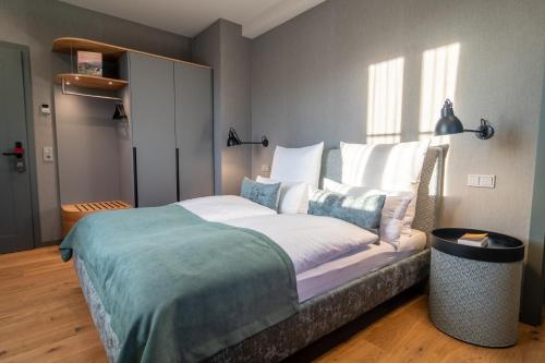 阿沙芬堡Goldammer Aschaffenburg的一间卧室配有一张带蓝色毯子的大床