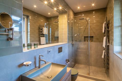 阿沙芬堡Goldammer Aschaffenburg的一间带水槽和淋浴的浴室