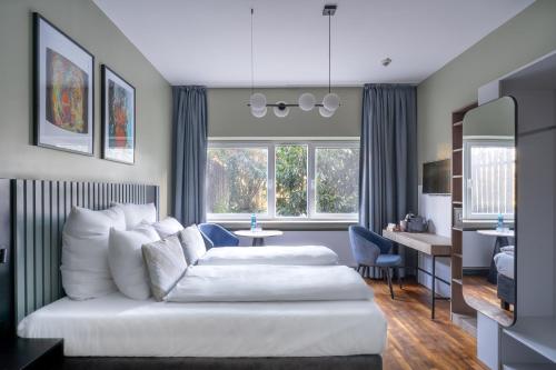 波恩numa I Bona Rooms & Apartments的一间带白色床的卧室和一间客厅