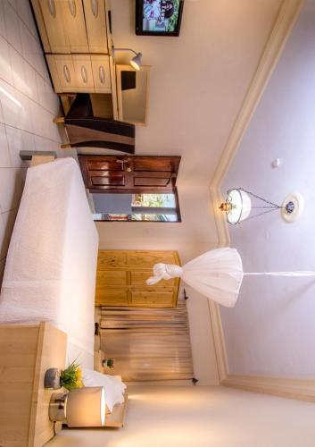 科洛里海景花园酒店 的小房间设有楼梯和雨伞
