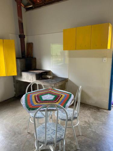 卡兰卡斯Chalé Boa Vista的一间厨房,里面配有桌椅