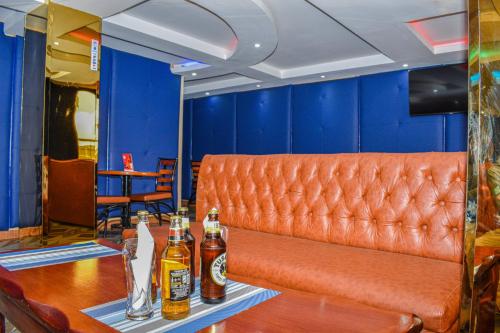 NyahururuBreeze Hotel Nyahururu的酒吧,桌子上放着两瓶啤酒
