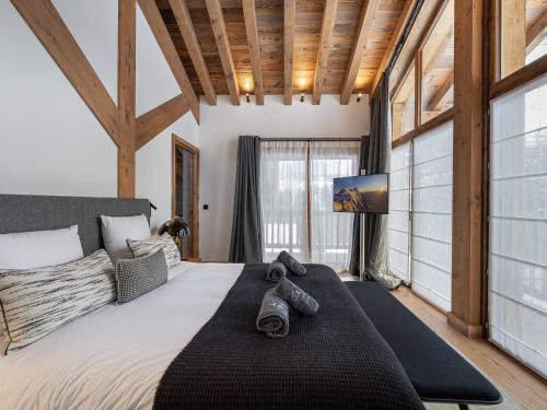 谷雪维尔Chalet Courchevel 1550, 6 pièces, 10 personnes - FR-1-562-49的一间卧室配有一张带鞋的大床