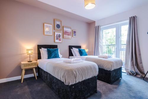 弗姆比Stunning 2 Bed Apt By Greenstay Serviced Accommodation - Perfect For SHORT & LONG STAYS - Couples, Families, Business Travellers & Contractors All Welcome - 7的带窗户的客房内的两张床