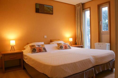 法沃内Villa Vista Mare Residence Serenamore的一间卧室配有一张大床和两个枕头