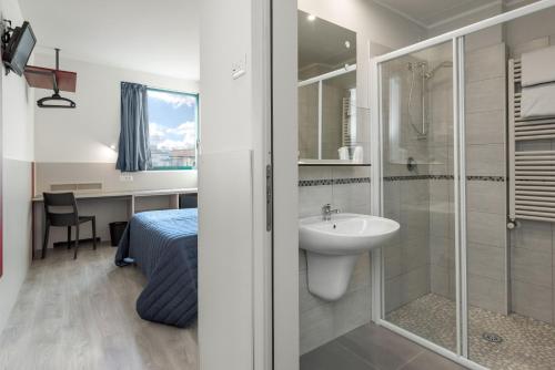 维罗纳派力奥门酒店的带淋浴和盥洗盆的浴室以及1张床。