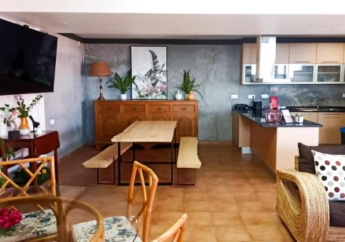 圣港Porto Santo Destination的厨房以及带桌椅的起居室。