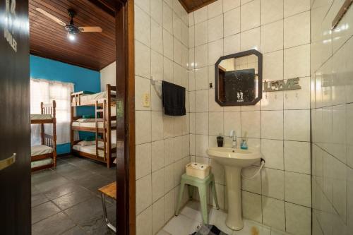 阿布拉奥Hostel Papagaio的一间带水槽和镜子的浴室