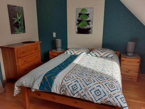 Pleuvenchambre au nuit étoile et jacuzzi prive的一间卧室设有一张床和蓝色的墙壁