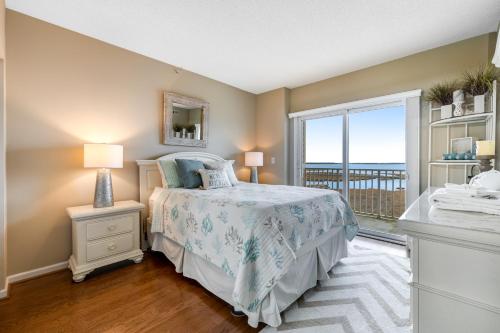 大洋城Playa Flamingo #302的一间卧室设有一张床和一个大窗户