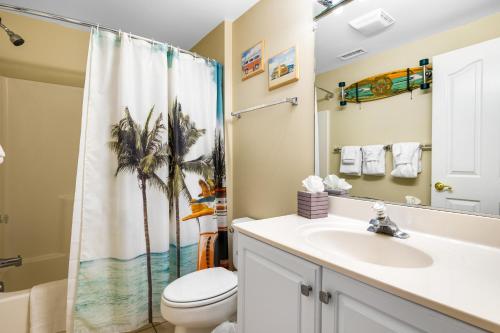 大洋城Playa Flamingo #302的浴室配有水槽、卫生间和浴帘