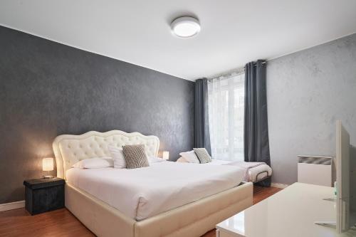 戛纳Apparthotel des Congrès et Festivals的一间卧室配有一张大床和一张沙发
