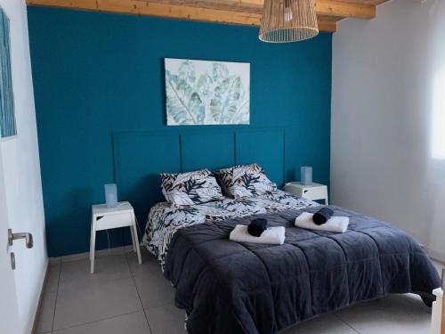萨利蒂马托斯Casa São Domingos的蓝色卧室,配有一张带两只黑色猫的床铺和毛巾