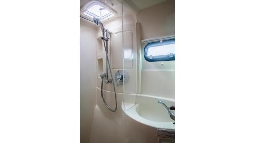FodhdhooSabba Whitesand Catamaran的带淋浴和盥洗盆的浴室