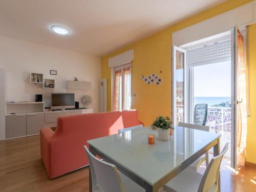 滨海圣洛伦佐Apartment Tramonto a casa di Matteo by Interhome的客厅配有桌椅和窗户。