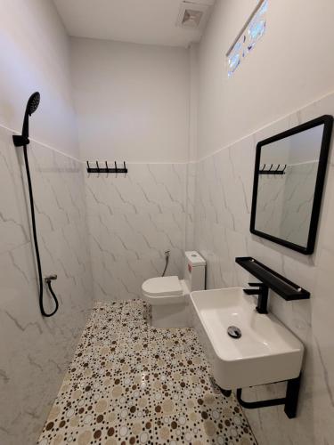 Bahal83 Guesthouse的白色的浴室设有水槽和卫生间。