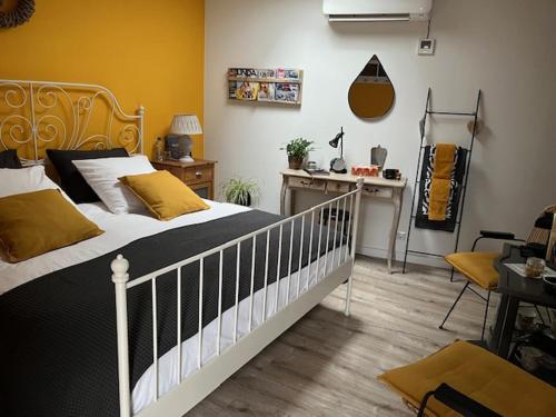 多德雷赫特De Drechtstee的一间卧室配有一张床和一张带吉他桌的桌子