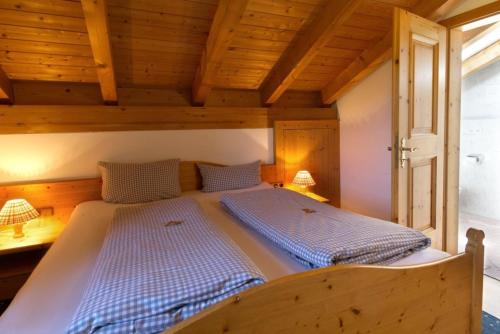 克伦Abendruh - a74072的木制天花板的客房内的一张大床