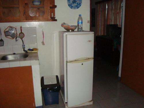 格兰贝伊Souriam Villa的厨房配有小型白色冰箱,设有水槽