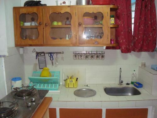 格兰贝伊Souriam Villa的厨房配有水槽和台面