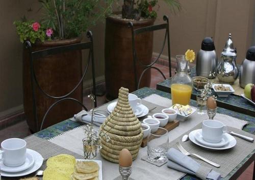 马拉喀什Riad Dar Teranga Hotel & Spa的一张桌子,上面有鸡蛋和食物