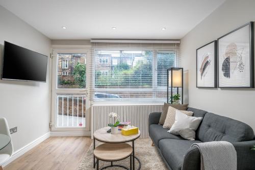 伦敦Westfield Apartment 2 Bedroom near Notting Hill的客厅配有沙发和桌子