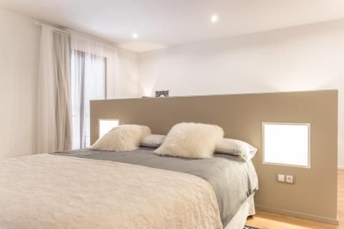 SarratellaHotel Boutique Abadia del Maestrat的一间卧室配有一张带两个枕头的床