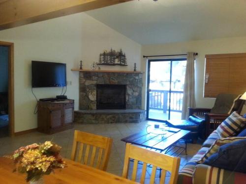 弗拉格斯塔夫Cozy Flagstaff Home in Cool Pines - Country Club的带沙发和壁炉的客厅