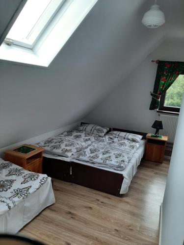 NiedźwiedźAgroturystyka U Misia的一间卧室设有两张床和窗户。
