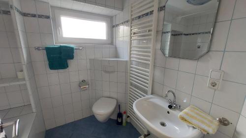 巴尔特鲁姆Seevilla Wietjes Whg 1的白色的浴室设有水槽和卫生间。