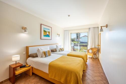 萨格里什蓬塔雷亚度假公寓的酒店客房设有两张床和窗户。