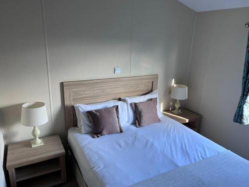 哈特尔普尔Beautiful 2-Bedroom Lodge with Spectacular Views的一间卧室配有一张大床,提供蓝色的床单和枕头