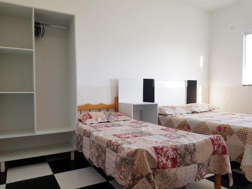 邦比尼亚斯Solar Alcantara & Lazzarotto (Residencial)的两张床位 - 带两张西德西德床